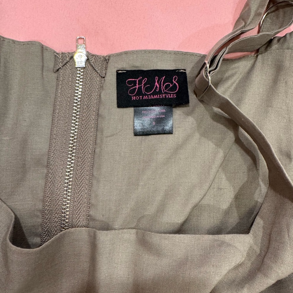 Gray Two-Piece Crop Top and Pleated Pants Set - Picture 5 of 6